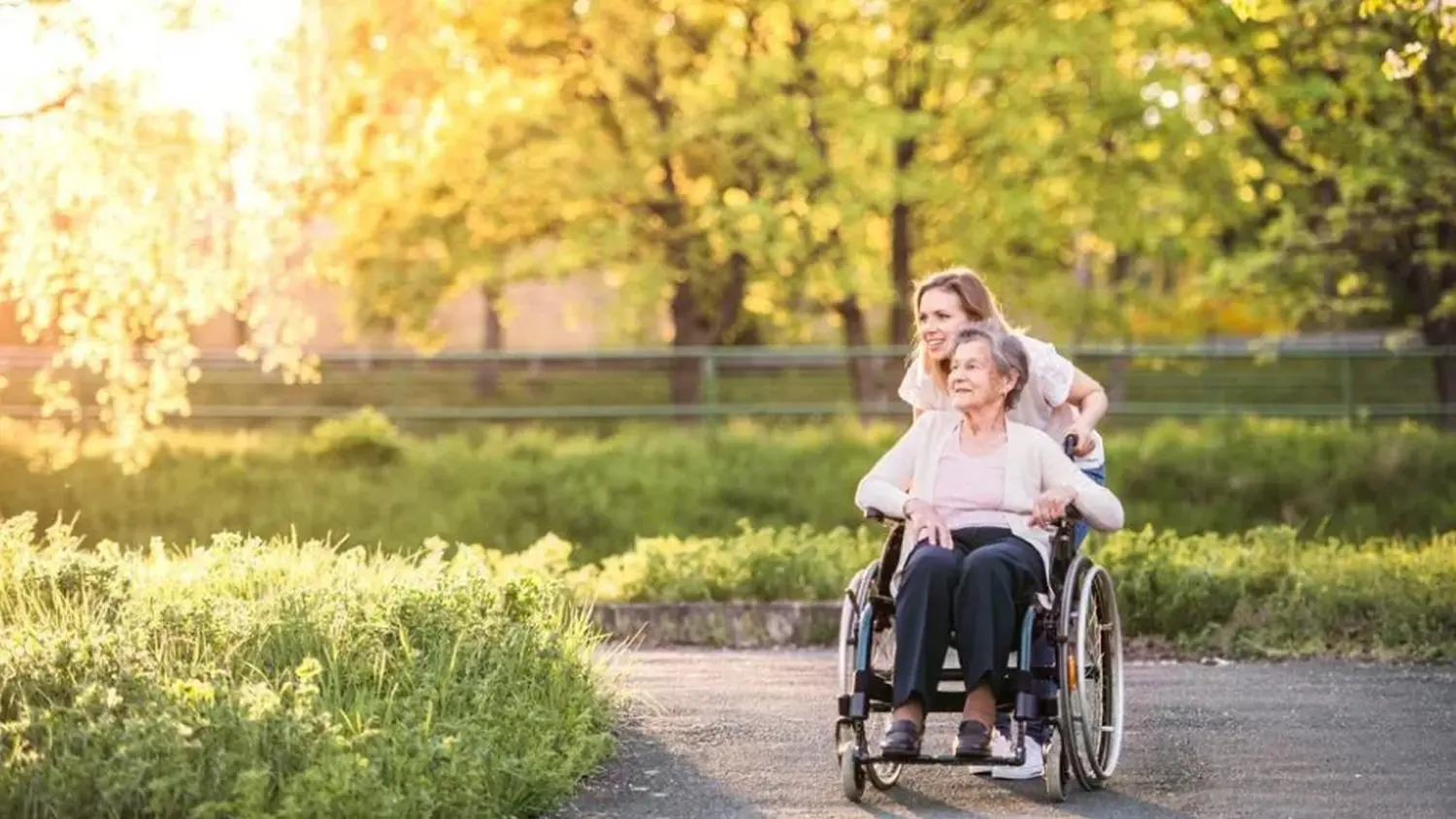 Alltagsbegleitung mit Zeit & HerzJessica Fischer - eine alte Frau im Rollstuhl in Begleitung einer Krankenschwester